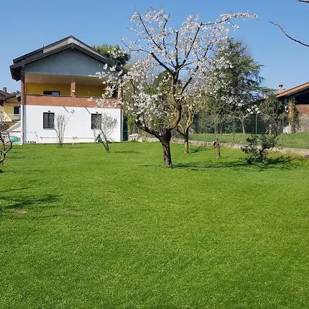 Spacious House With Garden Apartment